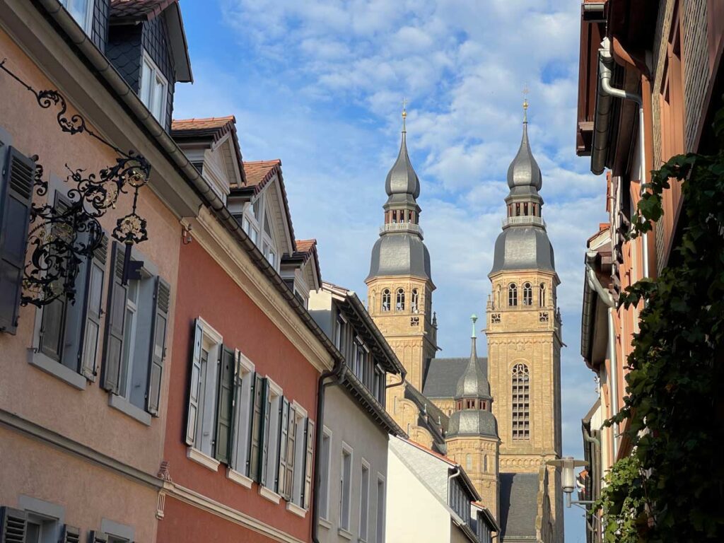 kirche in speyer zwischen häuserzeilen