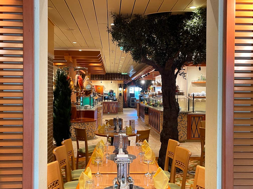 italienisches buffetrestaurant auf aida prima