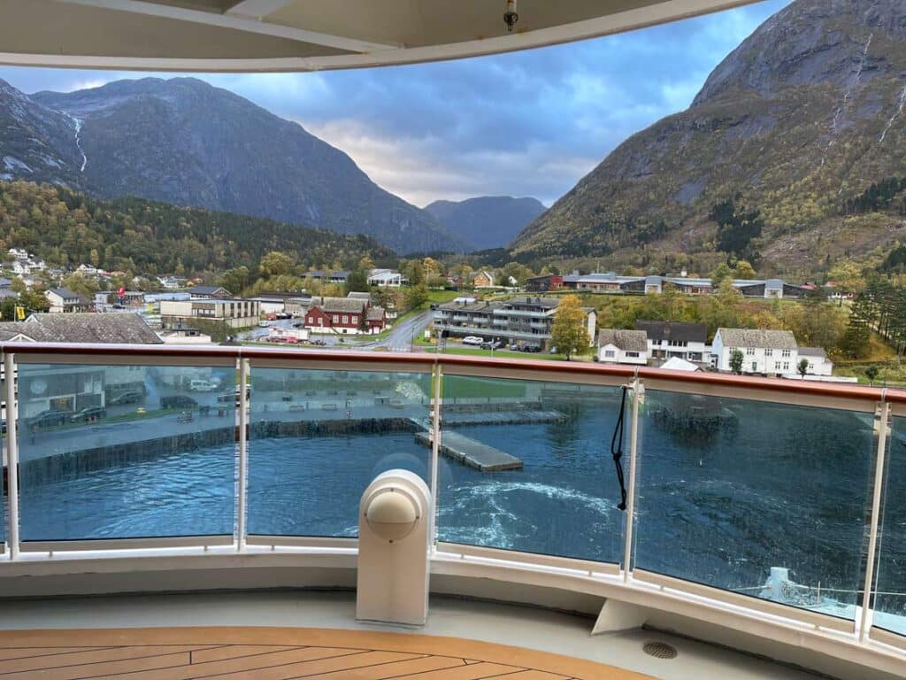 kreuzfahrtschiff liegt in eidfjord im hafen