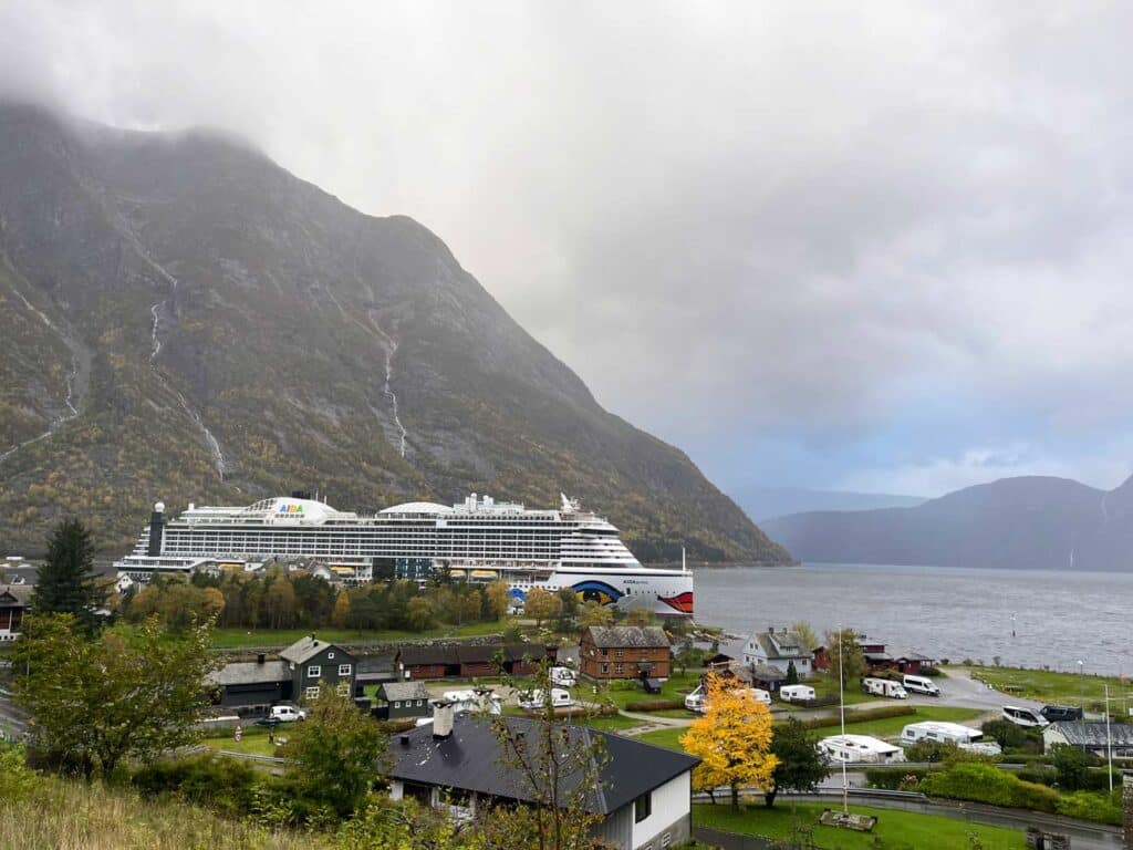 aida prima im hafen in eidfjord