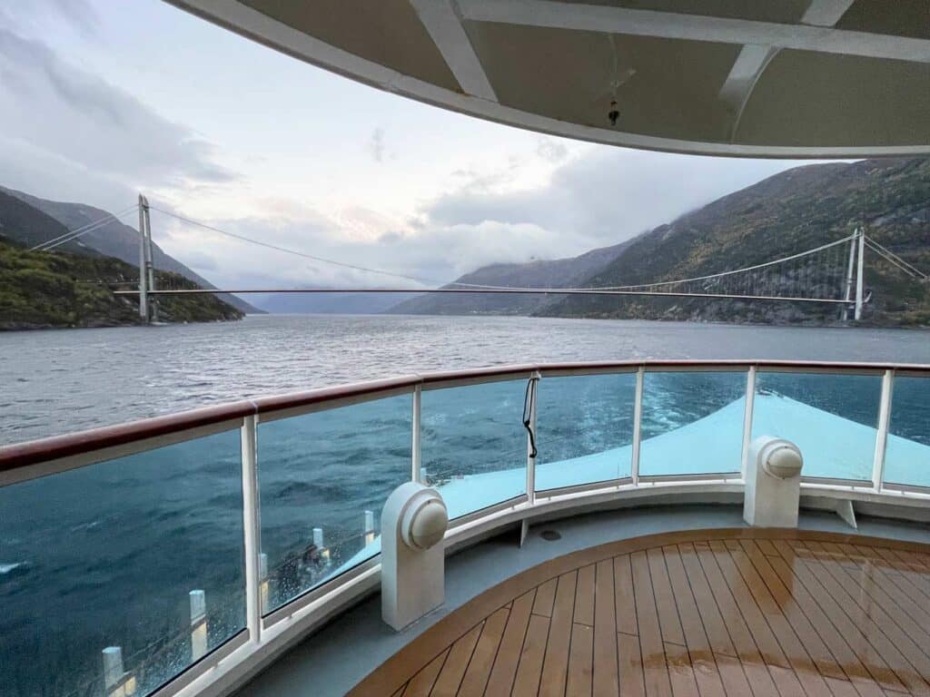 hardangerbrücke in norwegen von kreuzfahrtschiff aus