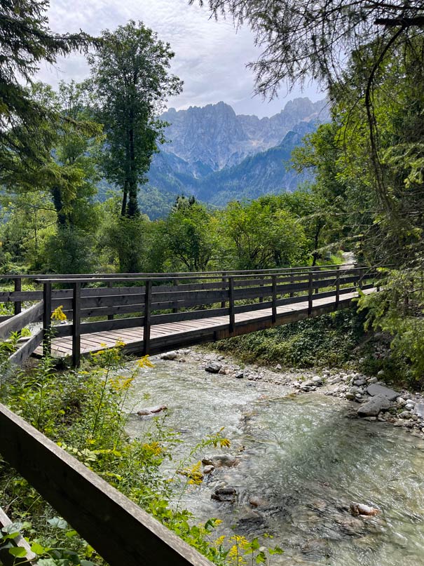 brücke über klaren fluss im triglav nationalpark