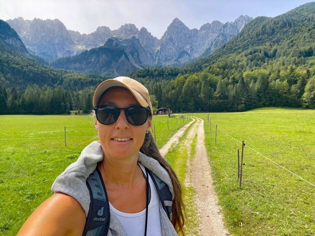 jenni von der strandfamilie vor den julischen alpen