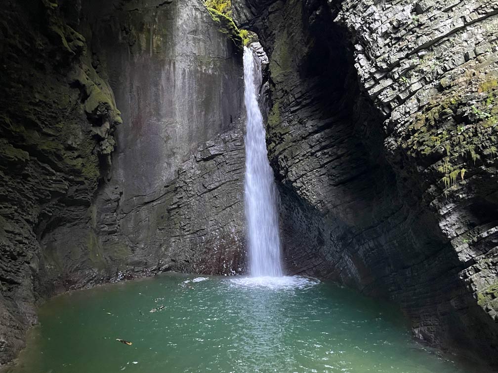 wasserfall in höhle in slowenien