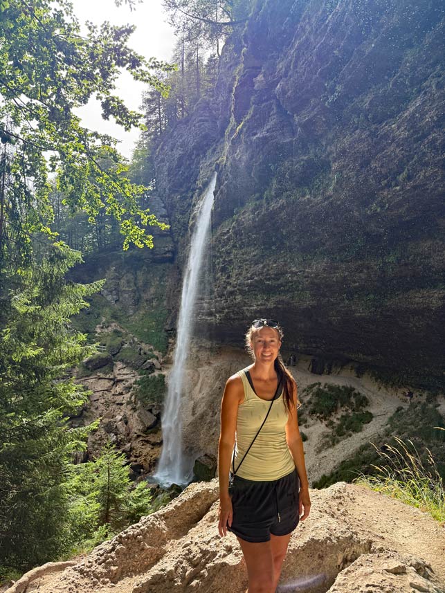 jenni von der strandfamilie an wasserfall im triglav nationalpark