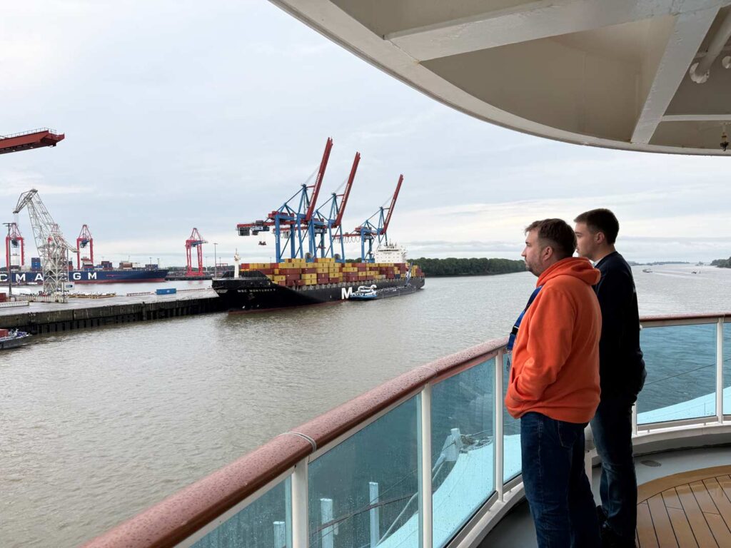 vater und sohn auf kreuzfahrtschiff im hamburger hafen