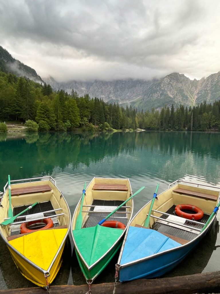 bunte boote am lagi di fusine in italien