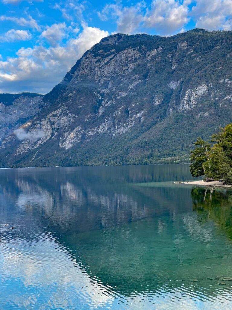 lake bohinj in slowenien