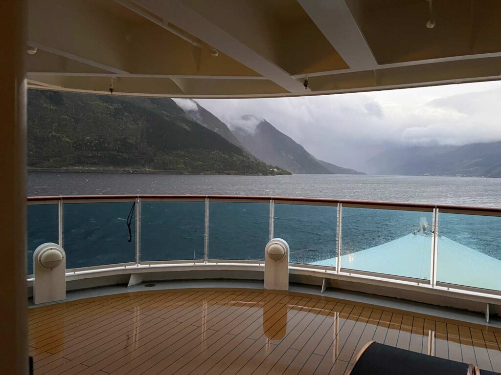 Fahrt durch den Fjord mit Kreuzfahrtschiff