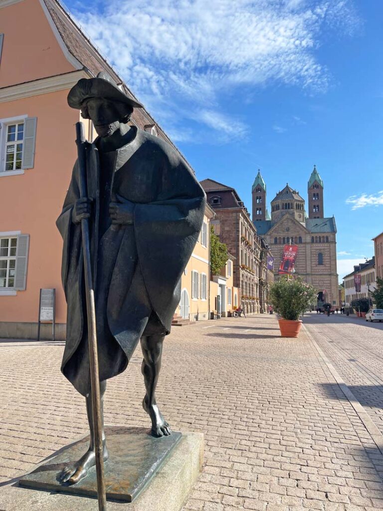 pilgerstatue vor dem dom zu speyer