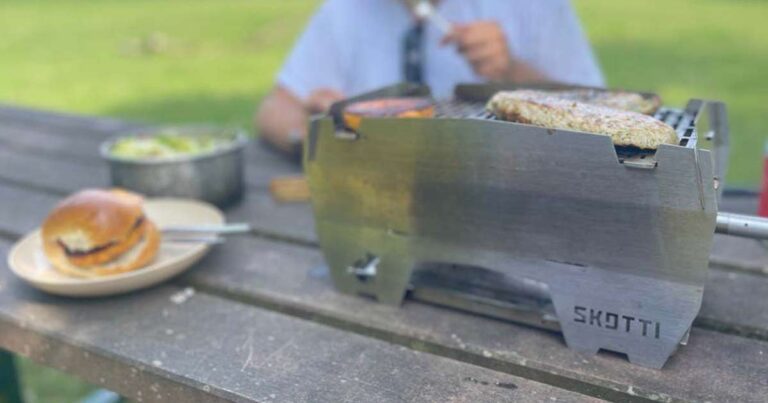 Mehr über den Artikel erfahren SKOTTI Grill Erfahrungen: Lohnt sich der kleine Gasgrill für den Van?