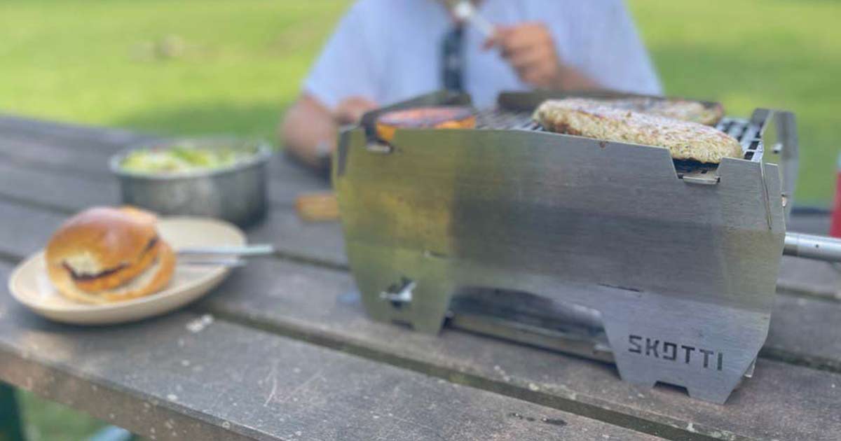 Du betrachtest gerade SKOTTI Grill Erfahrungen: Lohnt sich der kleine Gasgrill für den Van?