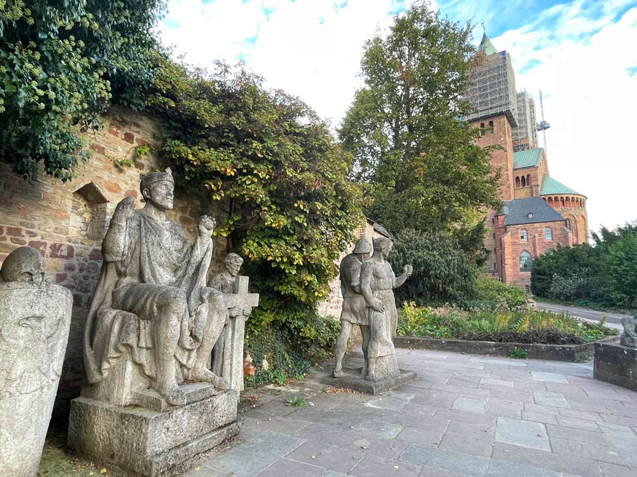 skulpturengruppe der salischen Kaiser in speyer