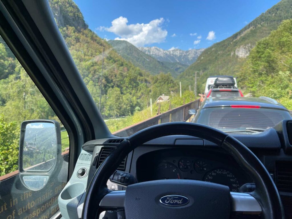 blick über ford lenkrad auf autozug in slowenien