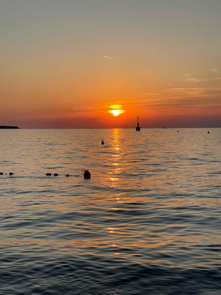 sonnenuntergang am meer in slowenien