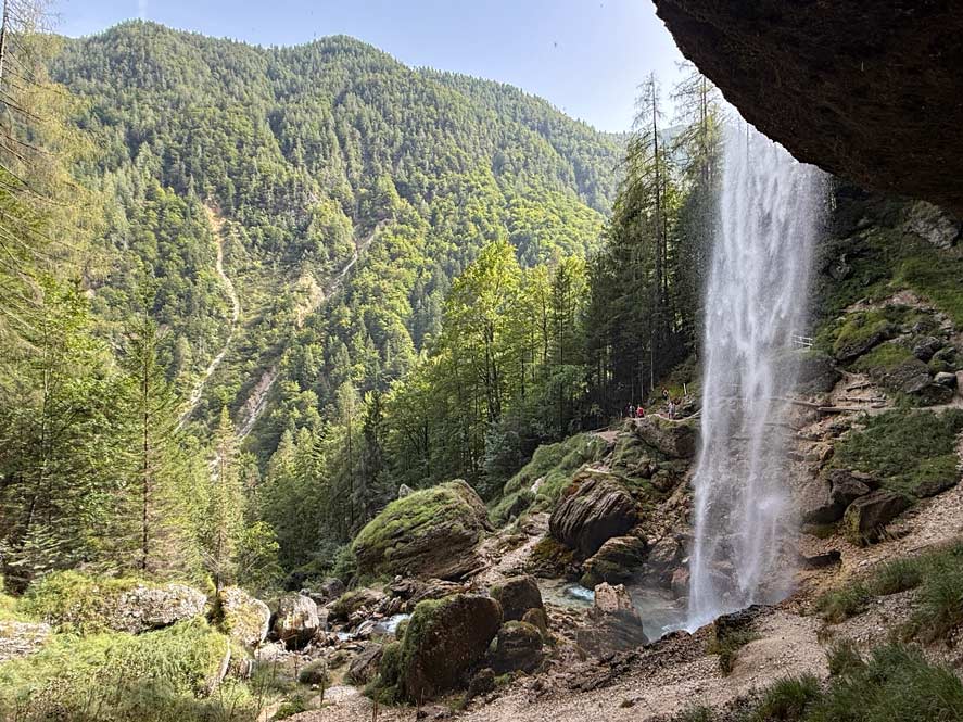 wasserfall in slowenien in grüner landschaft