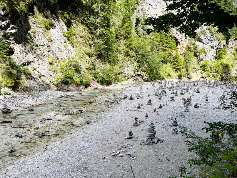 steintürme an flusslauf im triglav nationalpark in slowenien