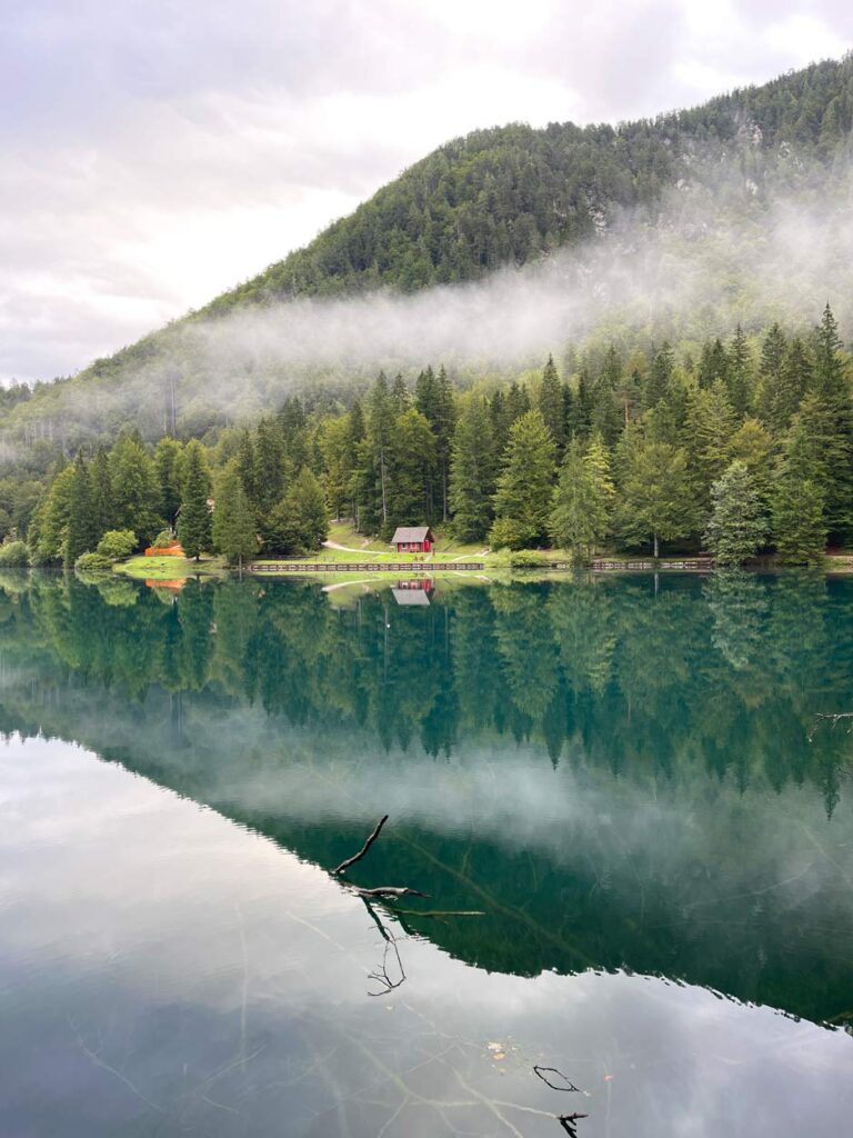 nebelschwaden über laghi di fusine in italien
