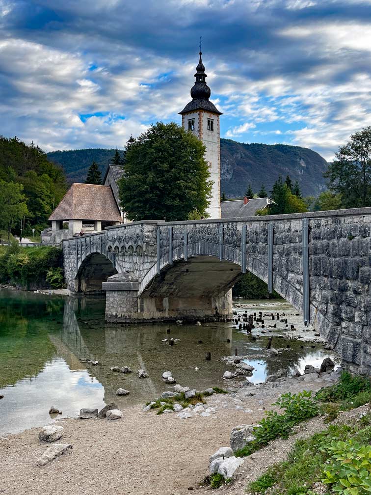 kirche mit brücke am see bohinj