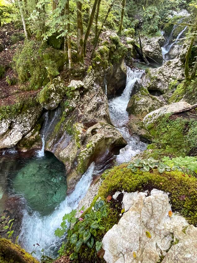sunik wasserfall im soca tal in slowenien