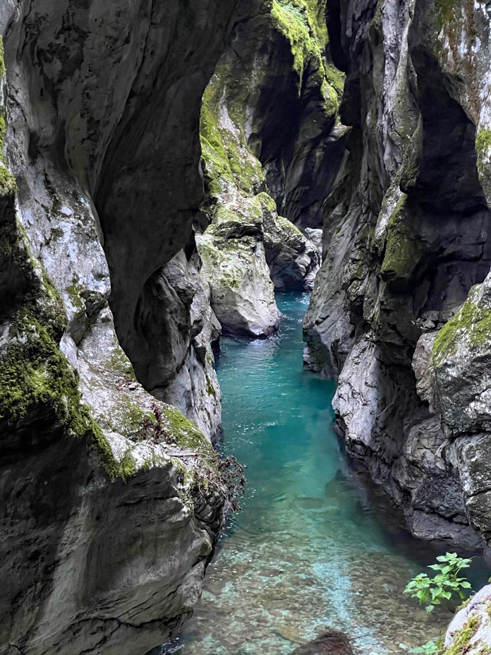 hellblaues wasser in tolmin schlucht