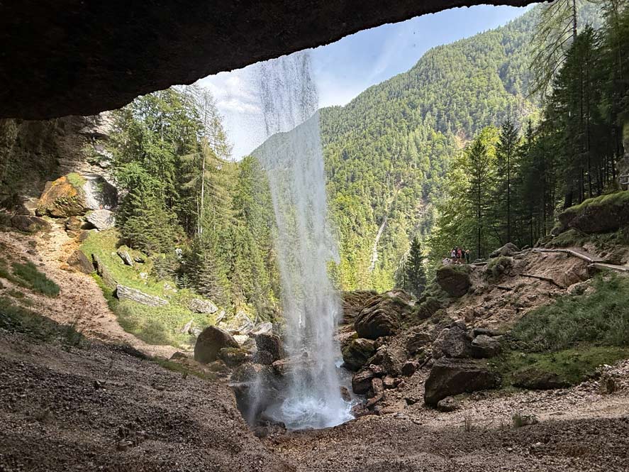 wasserfall in slowenien, hinter dem man lang laufen kann